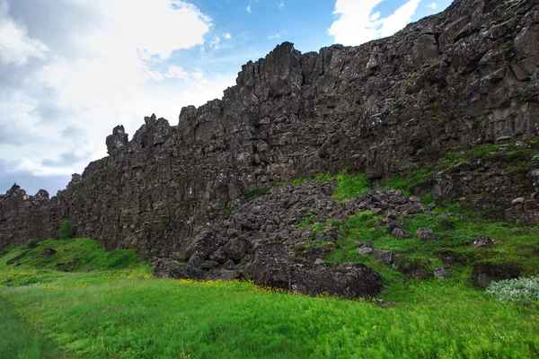 Nationaal park Thingvellir - beroemde wijk in IJsland rechts op de plek waar de Atlantische Oceaan tektonische platen voldoet aan. — Stockfoto
