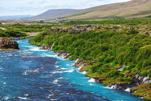 Islanda, Cascate di Hraunfossar in una bella giornata estiva soleggiata — Foto Stock