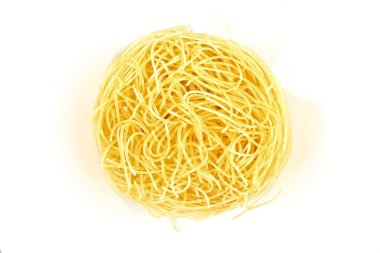 İtalyan makarna üzerine beyaz izole