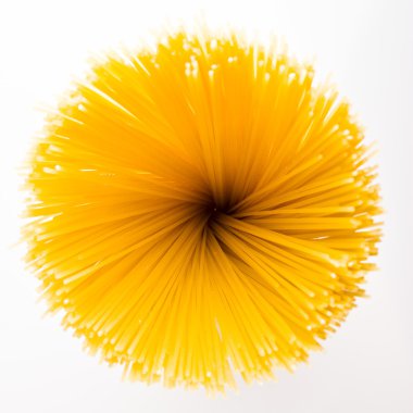 İtalyan makarna üzerine beyaz izole