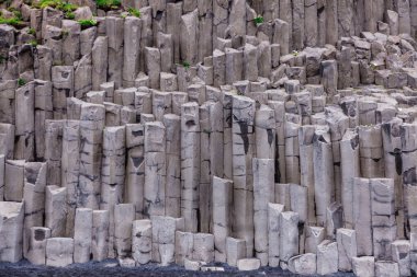 Vik - İzlanda olağandışı kaya oluşumu ile siyah kum plaj