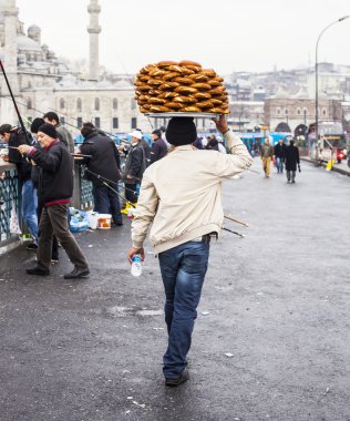 Istanbul, Türkiye - Aralık, 29. 2009: tanımlanamayan sokak satıcısı Eminönü İlçesi, Istanbul, Türkiye yakın bir sokakta simits satış.