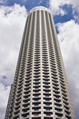 Singapore, 29. Aralık 2008. Swissotel The Stamford, Singapur - gökyüzü doğru perspektif görünüm