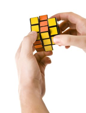 Zagreb, Hırvatistan - 13 Mart 2015: Eller Rubik küpü çözme. Rubik küpü Erno Rubik tarafından 1974 yılında icat edilmiş. Mimar ve mimari profesörüdür.