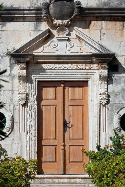 Vecchia porta della chiesa mediterranea — Foto Stock