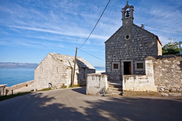 Vecchia casa di villaggio dalmata e un crur — Foto Stock