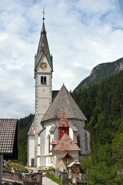 Aldeia igreja Eslovénia Alpes — Fotografia de Stock