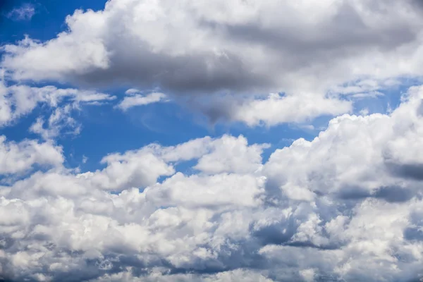 Traumhaft blauer Himmel und verschiedene Frühlingswolken — Stockfoto