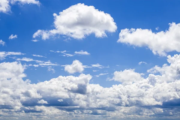 Traumhaft blauer Himmel und verschiedene Frühlingswolken — Stockfoto