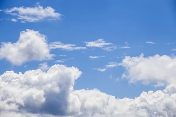 Traumhaft blauer Himmel und verschiedene Frühlingswolken — Stockfoto