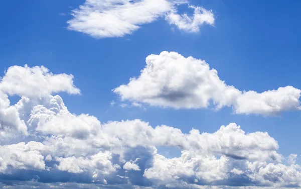 Traumhaft blauer Himmel und verschiedene Frühlingswolken — Stockfoto