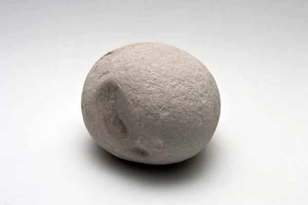 Piedra decorativa aislada sobre fondo de estudio blanco - macroplano, profundidad de campo poco profunda — Foto de Stock