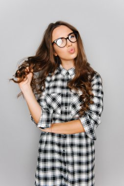 Gençler için gri arka plan moda izole şık gömlek giyen sevimli genç kız Portresi