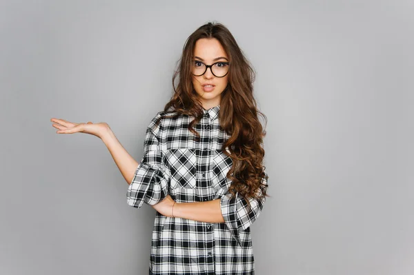 Gençler için gri arka plan moda izole şık gömlek giyen sevimli genç kız Portresi