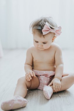 Şirin Bebek kız beyaz odada sabah oyuncaklar ile oynama