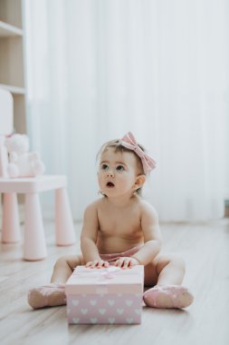 Şirin Bebek kız beyaz odada sabah oyuncaklar ile oynama