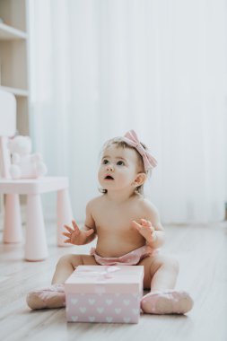 Şirin Bebek kız beyaz odada sabah oyuncaklar ile oynama