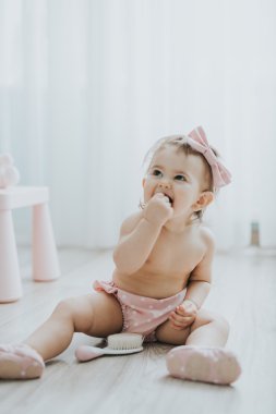 Şirin Bebek kız beyaz odada sabah oyuncaklar ile oynama