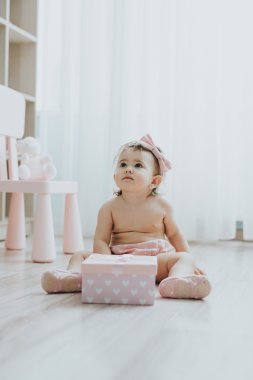 Şirin Bebek kız beyaz odada sabah oyuncaklar ile oynama