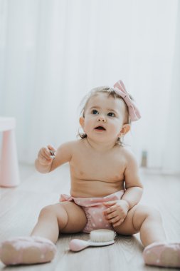 Şirin Bebek kız beyaz odada sabah oyuncaklar ile oynama