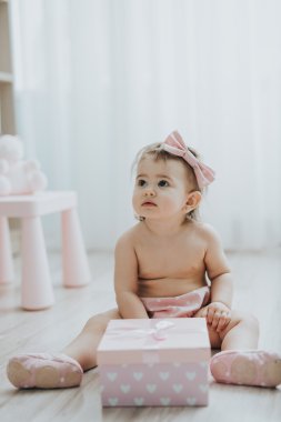 Şirin Bebek kız beyaz odada sabah oyuncaklar ile oynama