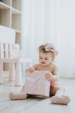 Şirin Bebek kız beyaz odada sabah oyuncaklar ile oynama