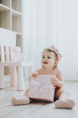 Şirin Bebek kız beyaz odada sabah oyuncaklar ile oynama