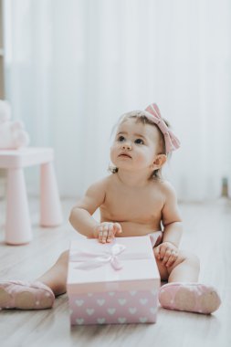 Şirin Bebek kız beyaz odada sabah oyuncaklar ile oynama