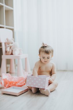 Şirin Bebek kız beyaz odada sabah oyuncaklar ile oynama