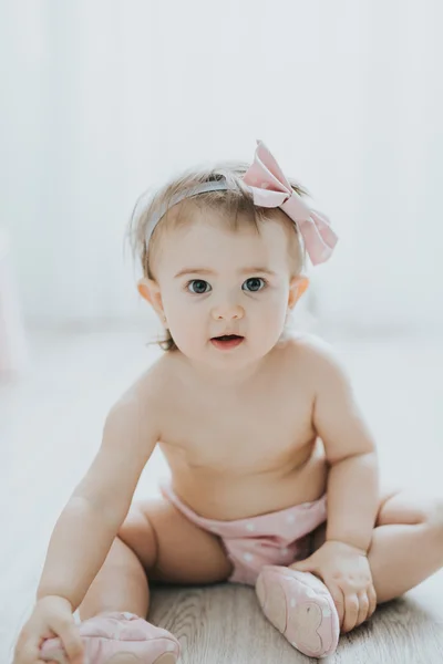Şirin Bebek kız beyaz odada sabah oyuncaklar ile oynama — Stok fotoğraf