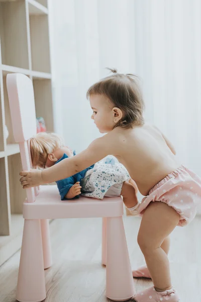 Şirin Bebek kız beyaz odada sabah oyuncaklar ile oynama