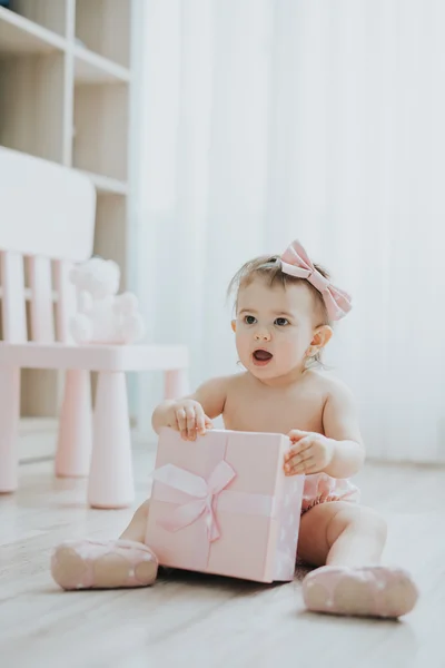 Şirin Bebek kız beyaz odada sabah oyuncaklar ile oynama