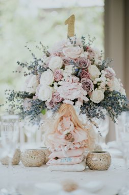 Katta ve mobilya bir Vazoda Çiçekler buketi gelin düğün