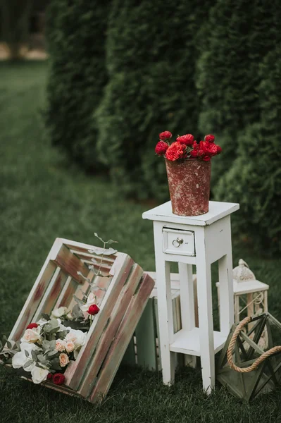 床や家具の上に花瓶に花の花嫁ブーケの結婚式 — ストック写真