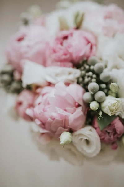 Braut Blumenstrauß in einer Vase auf dem Boden und Möbel — Stockfoto