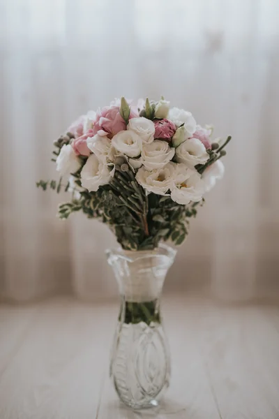 Весільний букет нареченої з квітів у вазі на підлозі та меблі — стокове фото