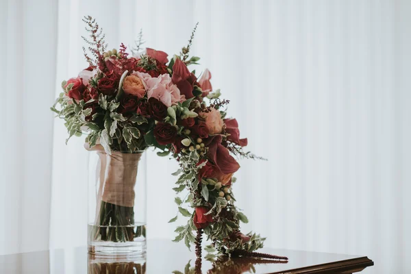 Matrimonio sposa bouquet di fiori in un vaso sul pavimento e mobili — Foto Stock