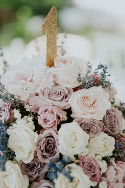 Matrimonio sposa bouquet di fiori in un vaso sul pavimento e mobili — Foto Stock