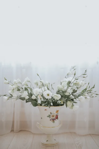 Wedding bride bouquet of flowers in a vase on the floor and furniture — Stock Photo, Image