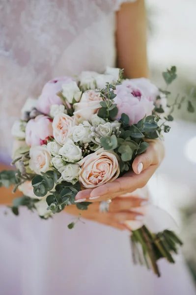 일몰에 숲에서 그녀의 손에 있는 꽃을 가진 백색 hipster 스타일 드레스에서 포즈 웨딩 신부 초상화 — 스톡 사진