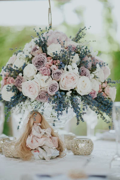 床や家具の上に花瓶に花の花嫁ブーケの結婚式 — ストック写真