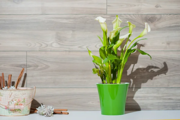 Calla on the small table decorates livingroom closet — Stock Photo, Image