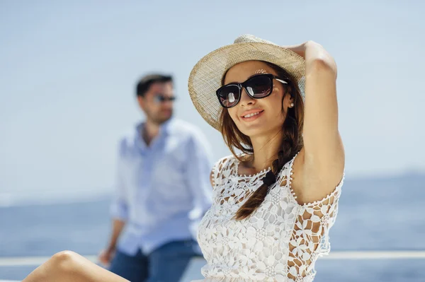 Bir yatta çekici çift parlak güneşli bir günde tatil keyfini çıkarın.