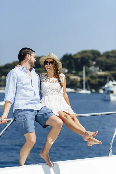 Atractiva pareja en un yate disfrutar de un día soleado brillante de vacaciones — Foto de Stock