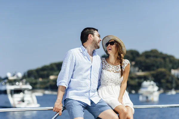 ヨットの魅力的なカップル明るい晴れた日のバカンスをお楽しみください。 — ストック写真