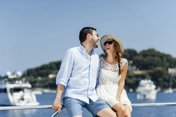 Bir yatta çekici çift parlak güneşli bir günde tatil keyfini çıkarın.
