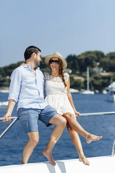 Attraktives Paar auf einer Jacht genießt sonnigen Tag im Urlaub — Stockfoto