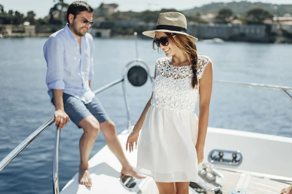 Atractiva pareja en un yate disfrutar de un día soleado brillante de vacaciones — Foto de Stock