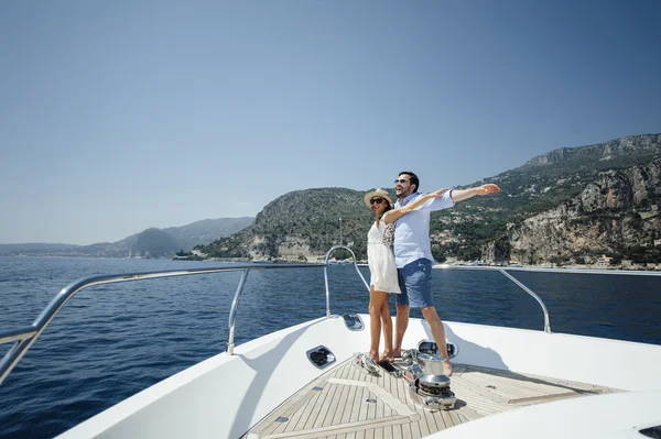 Bir yatta çekici çift parlak güneşli bir günde tatil keyfini çıkarın.