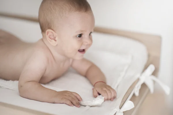 Oynama ve yatağında gülüyor sevimli bebek çocuk — Stok fotoğraf